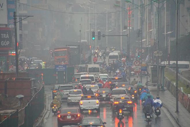 Người Hà Nội vất vả trong ngày mịt mù mưa rét tăng cường